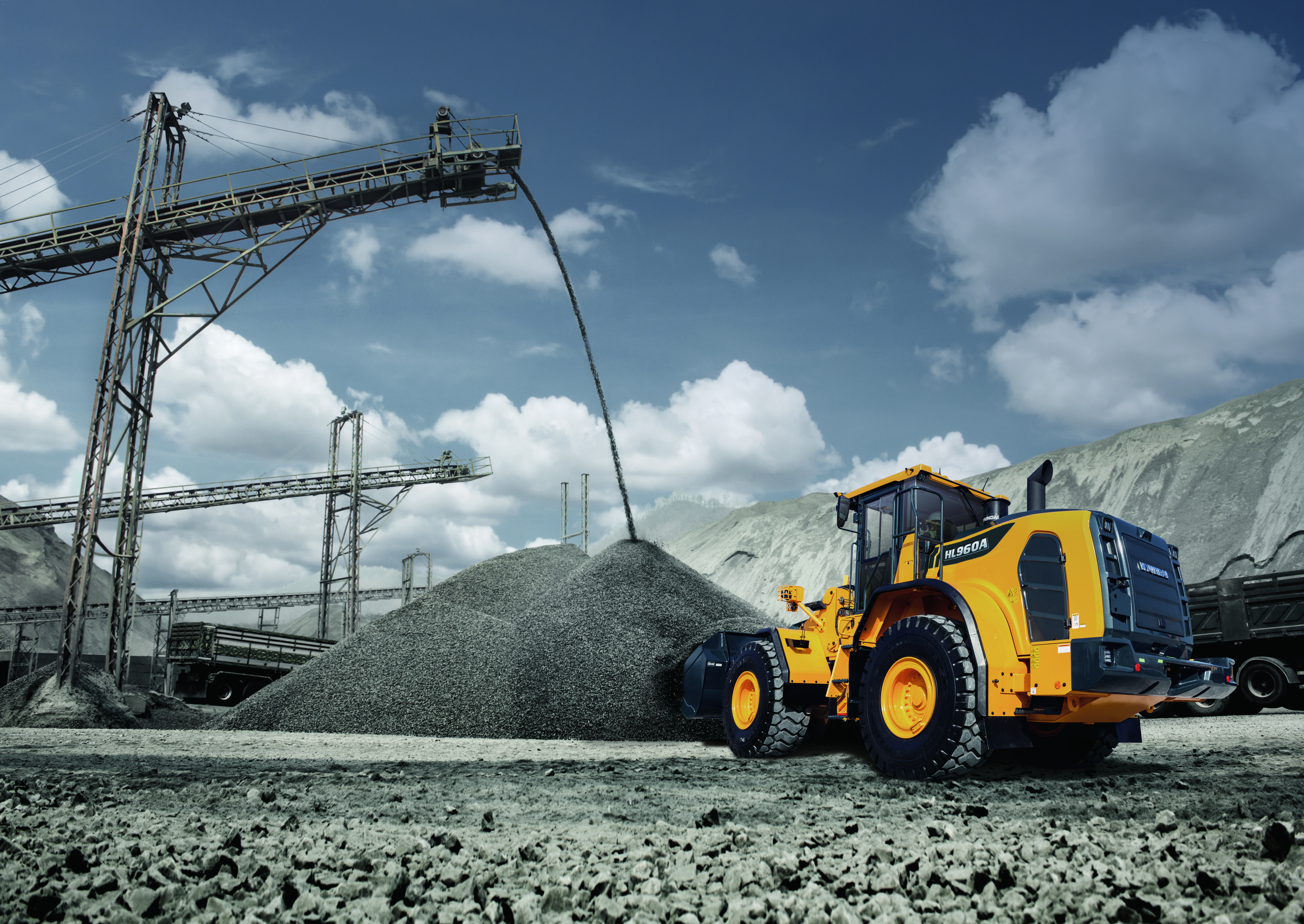 De cabine van de HL960A is ontworpen als een productieve en stressvrije werkomgeving die perfect geschikt is voor elke machinist. Deze is aangenaam en ruim en beschikt over de modernste geluids- en trillingsverlagende technologie, met een geluidsniveau van slechts 68 dB, een van de laagste in deze machinecategorie. Dankzij de hoogwaardige, verstelbare stoel zijn alle joysticks en schakelaars comfortabel te bereiken. Een scala aan technologieën vereenvoudigt de controle over de wiellader, terwijl het audiosysteem beschikt over radio, USB en een AUX-ingang om u gedurende de werkdag te vermaken.